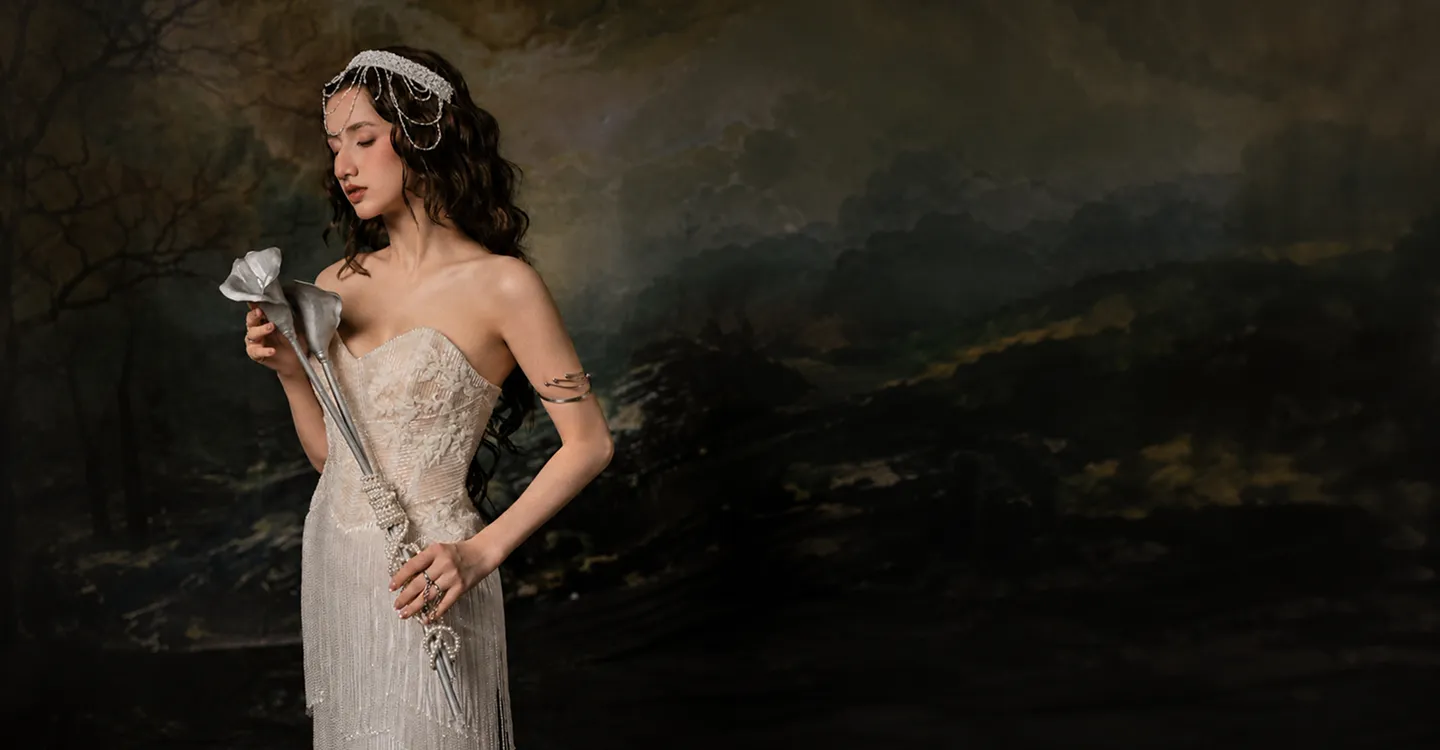 Cô dâu cầm hoa loa kèn bạc trên phông nền sơn dầu — The Painted Vow