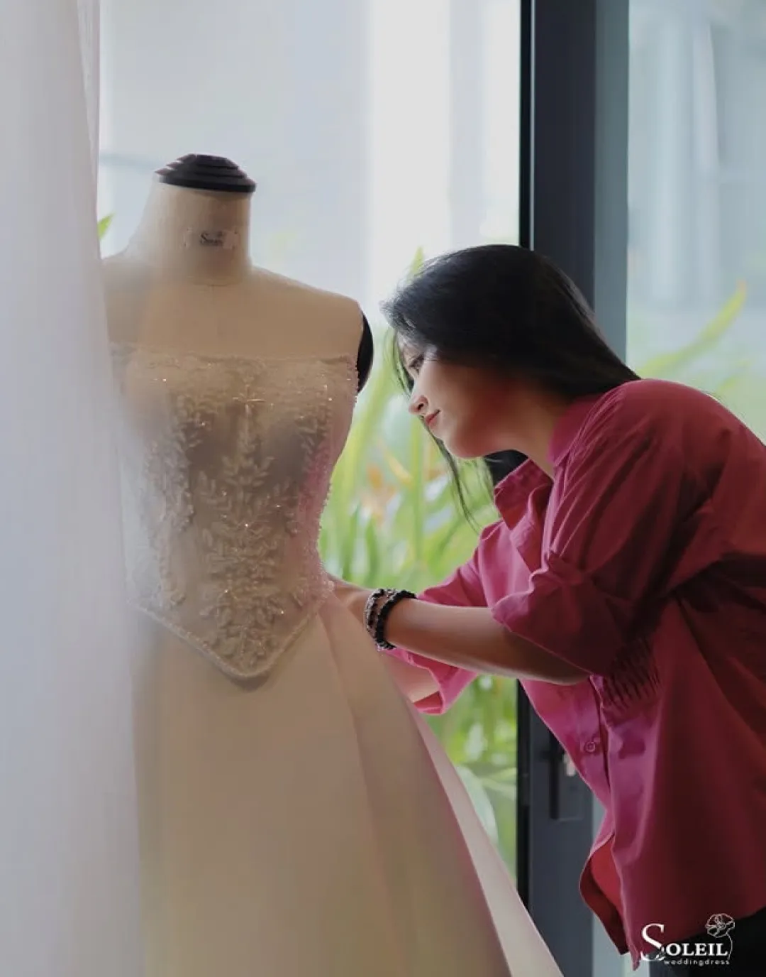Nghệ nhân chỉnh sửa váy cưới trên ma-nơ-canh tại xưởng Soleil Bridal